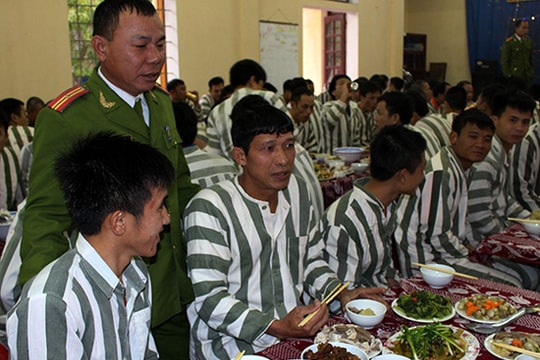 Bữa cơm tất niên của những người lầm lỡ