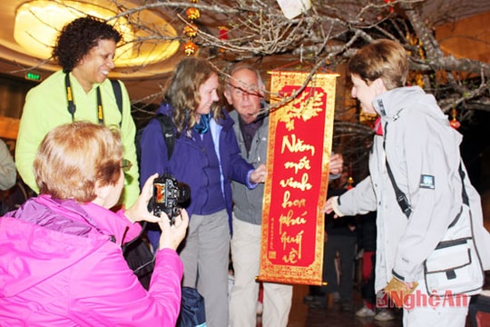 Đoàn khách nước Pháp đón tết sớm ở Thành Vinh