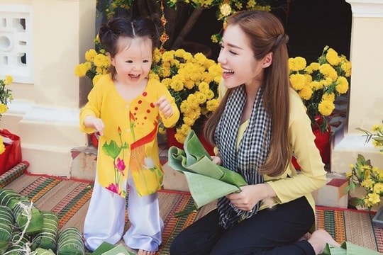 Con gái Elly Trần quấn quýt mẹ chụp ảnh Tết