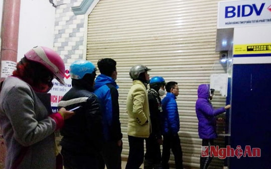 Anh Sơn: Người dân đội rét xếp hàng rút tiền tại ATM