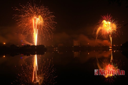 Mãn nhãn màn pháo hoa đón giao thừa thành Vinh