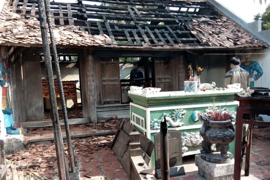 Thắp hương quá nhiều, đền thờ bốc cháy