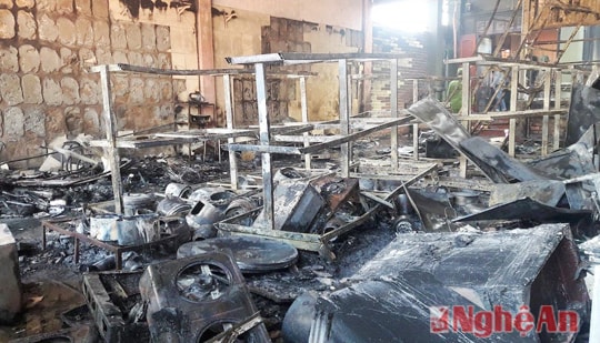 Cửa hàng điện tử bốc cháy trong ngày mùng 3 Tết