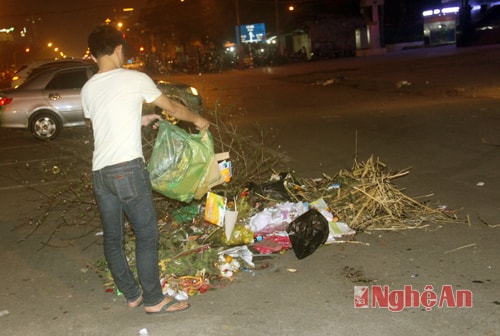 Nhiều người dân thành phố Vinh xả rác bừa bãi sau Tết