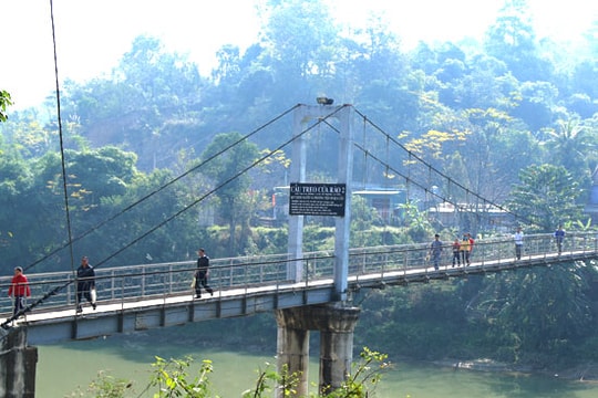Hàng ngàn du khách hành hương về đền Vạn