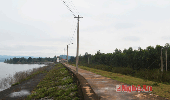 Mất an toàn đường điện cao áp hồ thủy lợi sông Sào
