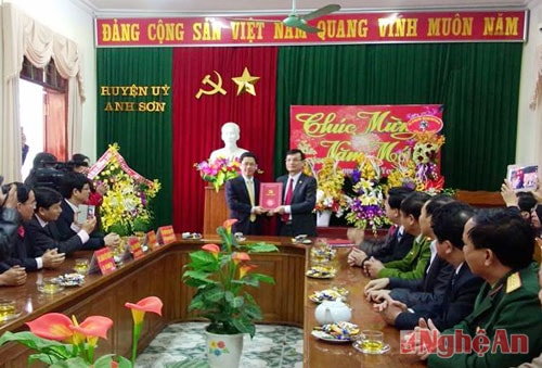 Trao quyết định bổ nhiệm Bí thư Huyện ủy Anh Sơn