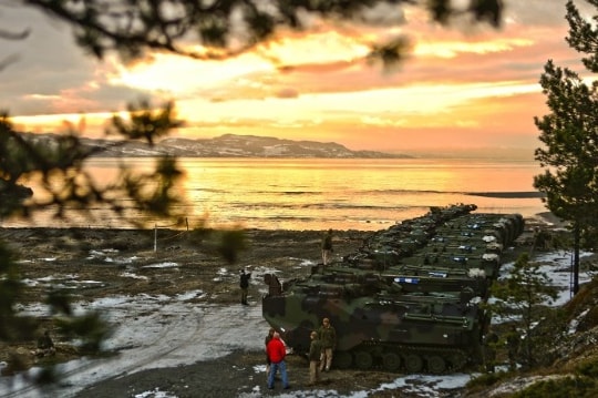 Mỹ lắp đặt xe tăng và pháo chuẩn bị tập trận tại Na Uy