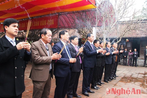 Bộ trưởng Bộ Công an dâng hương tại Đền thờ Hoàng đế Quang Trung