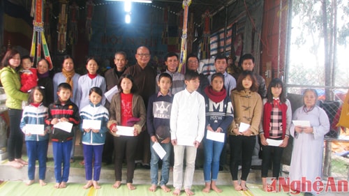 Tặng 25 suất quà cho trẻ mồ côi, khuyết tật xã Quỳnh Thuận