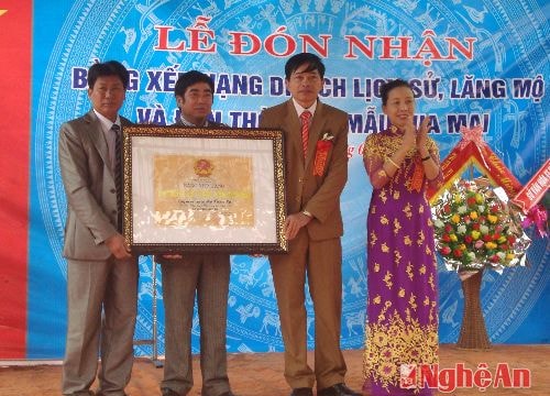 Lễ đón Bằng Di tích lịch sử Lăng mộ và đền thờ thân mẫu vua Mai.