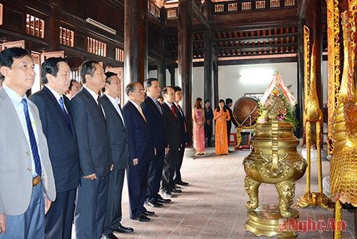 Chủ tịch Quốc hội Nguyễn Sinh Hùng dâng hương tại Khu di tích Xô Viết Nghệ Tĩnh