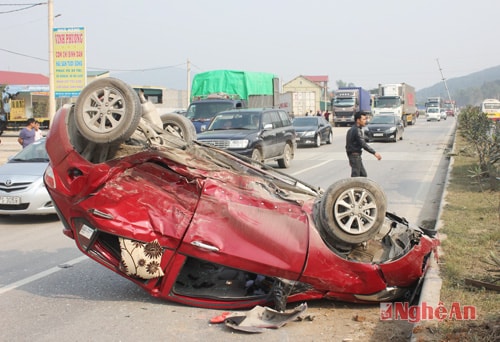 Nghệ An: Xe đầu kéo đâm liên hoàn 2 xe hơi, 7 người nhập viện