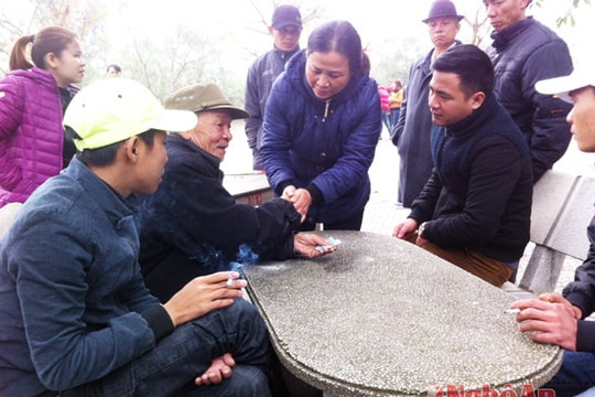 Nạn ăn xin, bói toán, hầu đồng ở các đền thiêng đầu năm mới