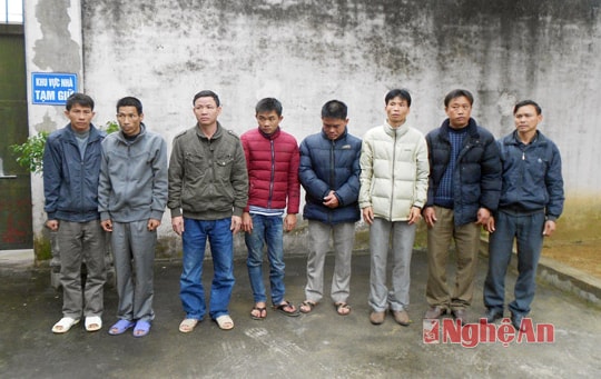 8 con bạc say sưa sát phạt dịp rằm