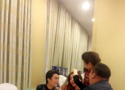 Hà Hồ vui vẻ với bạn bè, mặc scandal với đại gia kim cương