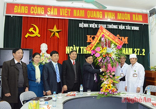 Chủ tịch UBND tỉnh thăm, chúc mừng các cơ sở y tế nhân ngày 27/2