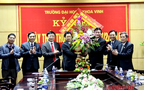 Phó Bí thư Thường trực Tỉnh ủy Nguyễn Xuân Sơn thăm, tặng quà các đơn vị y tế