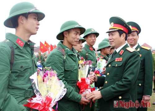 Tư lệnh Quân khu 4 và lãnh đạo tỉnh Nghệ An dự lễ giao quân tại huyện Yên Thành