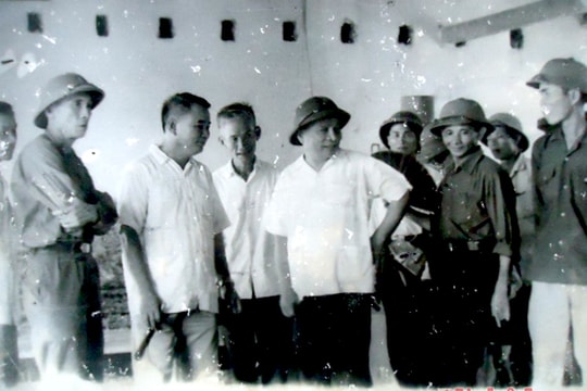 Nhớ người Bí thư miệng nói tay làm