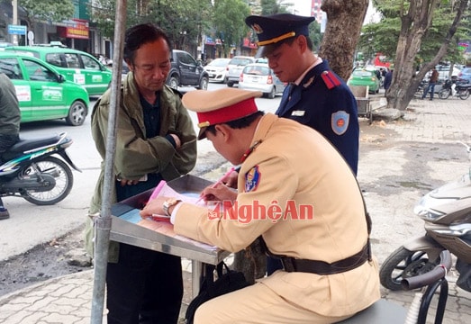 Xử lý 9 phương tiện tăng giá vé, chở quá khách dịp Tết