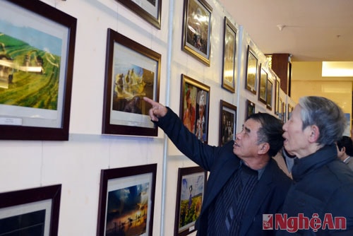 Triển lãm ảnh "Đất và người Nghệ An cùng các tỉnh miền Trung"