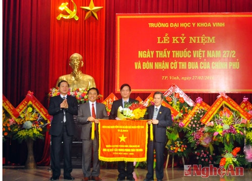 Trường Đại học Y khoa Vinh nhận cờ thi đua của Chính phủ