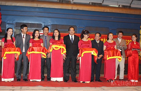 Lần đầu tiên mở đoàn tàu chạy thẳng Vinh – Sài Gòn hàng ngày