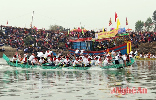 Hàng vạn người tham dự Lễ hội Đền Cờn