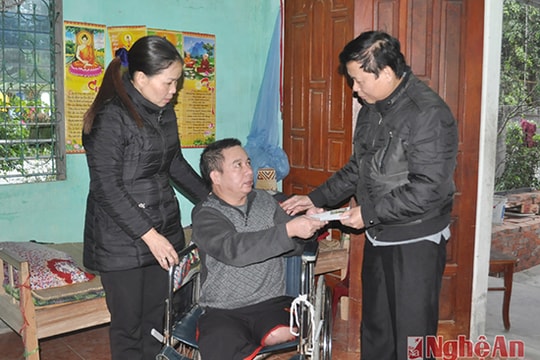 Hội đồng hương xã Thanh Thịnh trao quà từ thiện