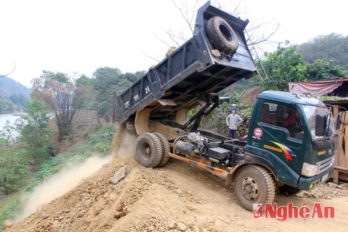 Người dân thi nhau đổ đất, bức tử sông Lam