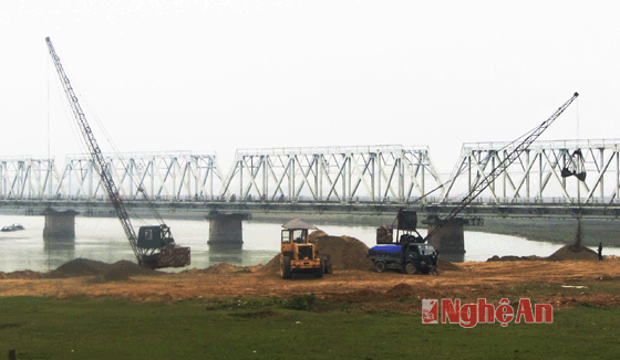 Bắt giữ hai thuyền hút cát trái phép tại huyện Thanh Chương