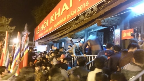 Bức tranh lễ hội bị vấy bẩn