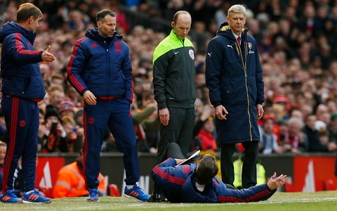 Hiddink: 'Pha ngã của Van Gaal là một chiêu trong sách giáo khoa judo'