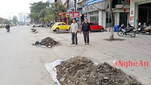 TP Vinh: Rác nạo vét từ lòng kênh hơn 6 ngày chưa dọn