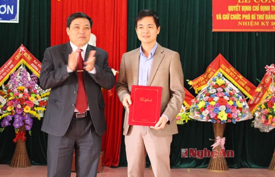 TX Thái Hòa: Trao Quyết định Bí thư và Phó bí thư Đảng ủy 2 phường, xã