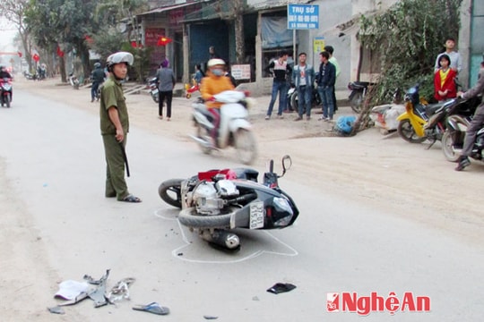 Xe máy đấu đầu, 2 người bị thương