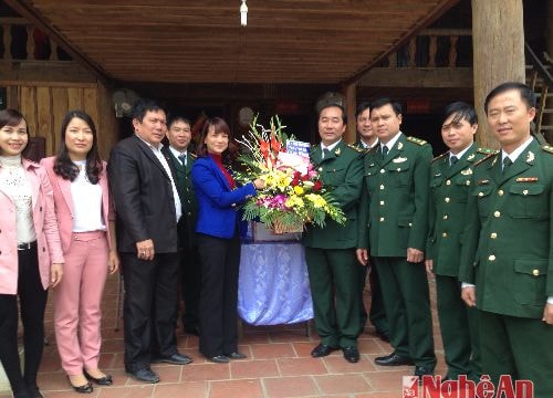 Lãnh đạo thị xã Thái Hòa chúc mừng Đồn Biên phòng 553