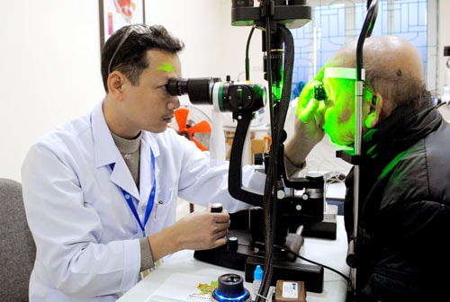 Bệnh viện Mắt Nghệ An khám sàng lọc và cấp thuốc miễn phí cho bệnh nhân Glôcôm