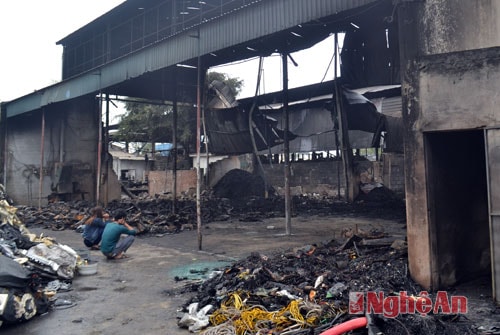 Xưởng phế liệu cháy trong đêm