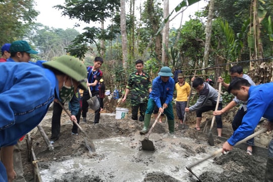 Quế Phong, hơn 500 đoàn viên giúp dân làm đường bê tông NTM