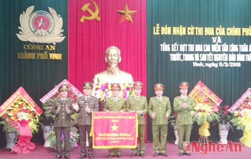 Công an TP Vinh đón nhận cờ thi đua của chính phủ