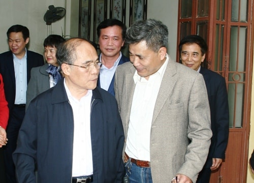 Chủ tịch Quốc hội thăm 'cha đẻ' tàu ngầm Hoàng Sa