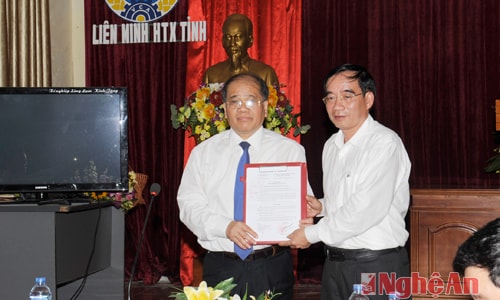 Trao quyết định bổ nhiệm Chủ tịch Liên minh HTX tỉnh Nghệ An