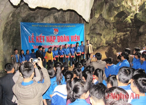 Nghĩa Đàn kết nạp 40 đoàn viên tại di tích hang Rú Ấm