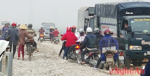 Ách tắc giao thông trên QL 15A