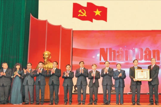 Báo Nhân Dân đón nhận Huân chương Độc lập hạng Nhất