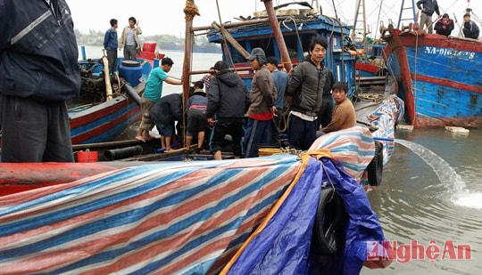 Trục vớt tàu cá bị chìm trên vùng biển Quỳnh Lưu