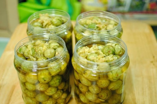 Uống nước hoa quả trong chai lọ nhựa, Inox – ung thư có ngày!