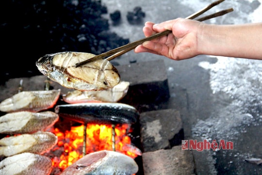 Làng cá nướng ở Nghệ An vào mùa